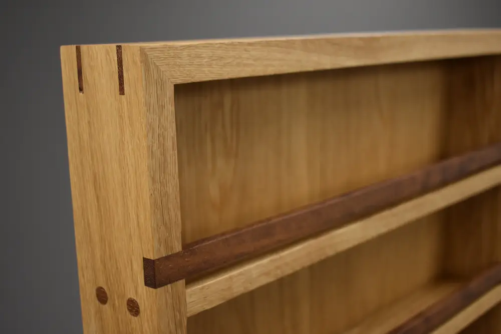 Detail van verstekverbinding in eikenhouten kruidenrek | Ambachtelijke afwerking met iroko accenten